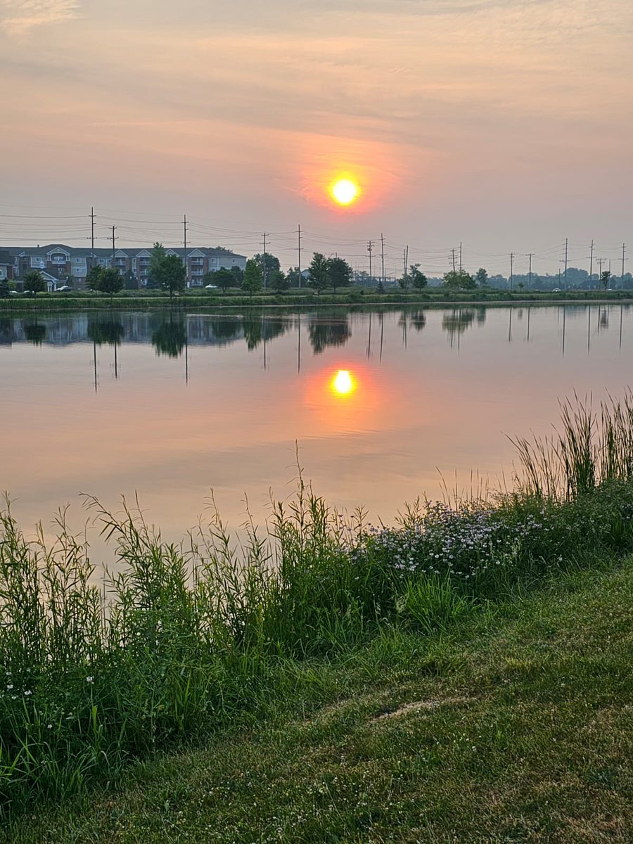 EcvirtualT's tweet photo. A great morning sunrise reflection, to get your day started right🌝
#sunrise
#NatureLove 
#light
#sunshine
#creation https://t.co/cVmVyKaZH6