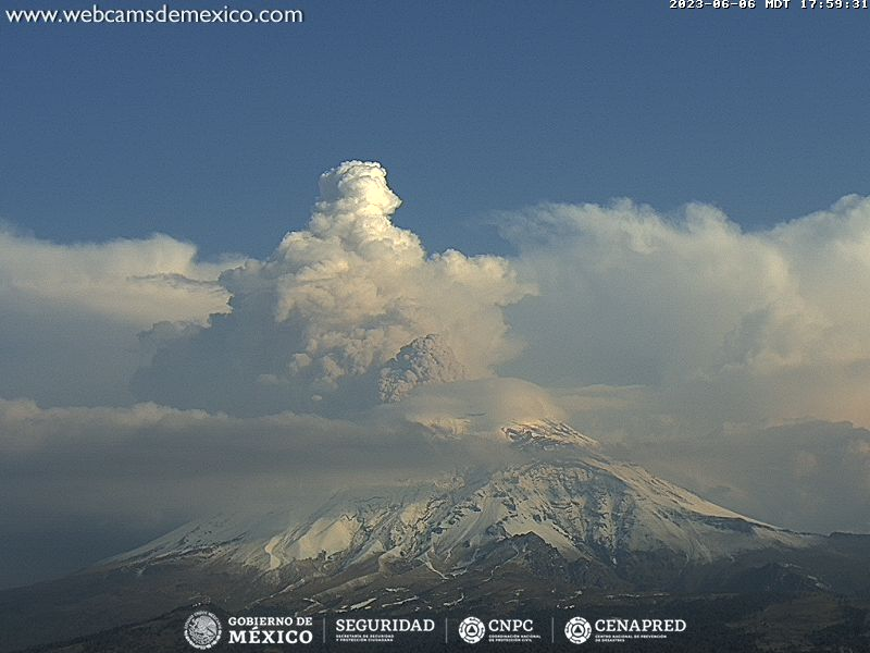 SkyAlertMx's tweet photo. Alrededor de las 17:30 h, inició un nuevo episodio de tremor en el #Popocatépetl asociado a emisión de ceniza con dispersión al sureste (Atlixco, Puebla).

Esta mañana, el semáforo de alerta cambió de amarillo fase 3 a fase 2 aunque el Comité Científico Asesor mencionó: "la posibilidad de que algunos parámetros del monitoreo muestren incrementos en las próximas semanas, se podría recomendar elevar nuevamente el nivel del semáforo".