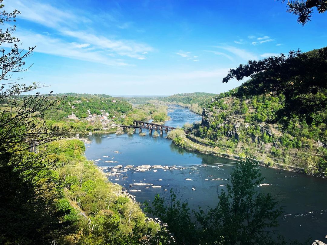 Do you recognize this mountain town? Drop your guess in the comments below. ⬇️

📸: instagram.com/lowcarb_hiker
📍: ????