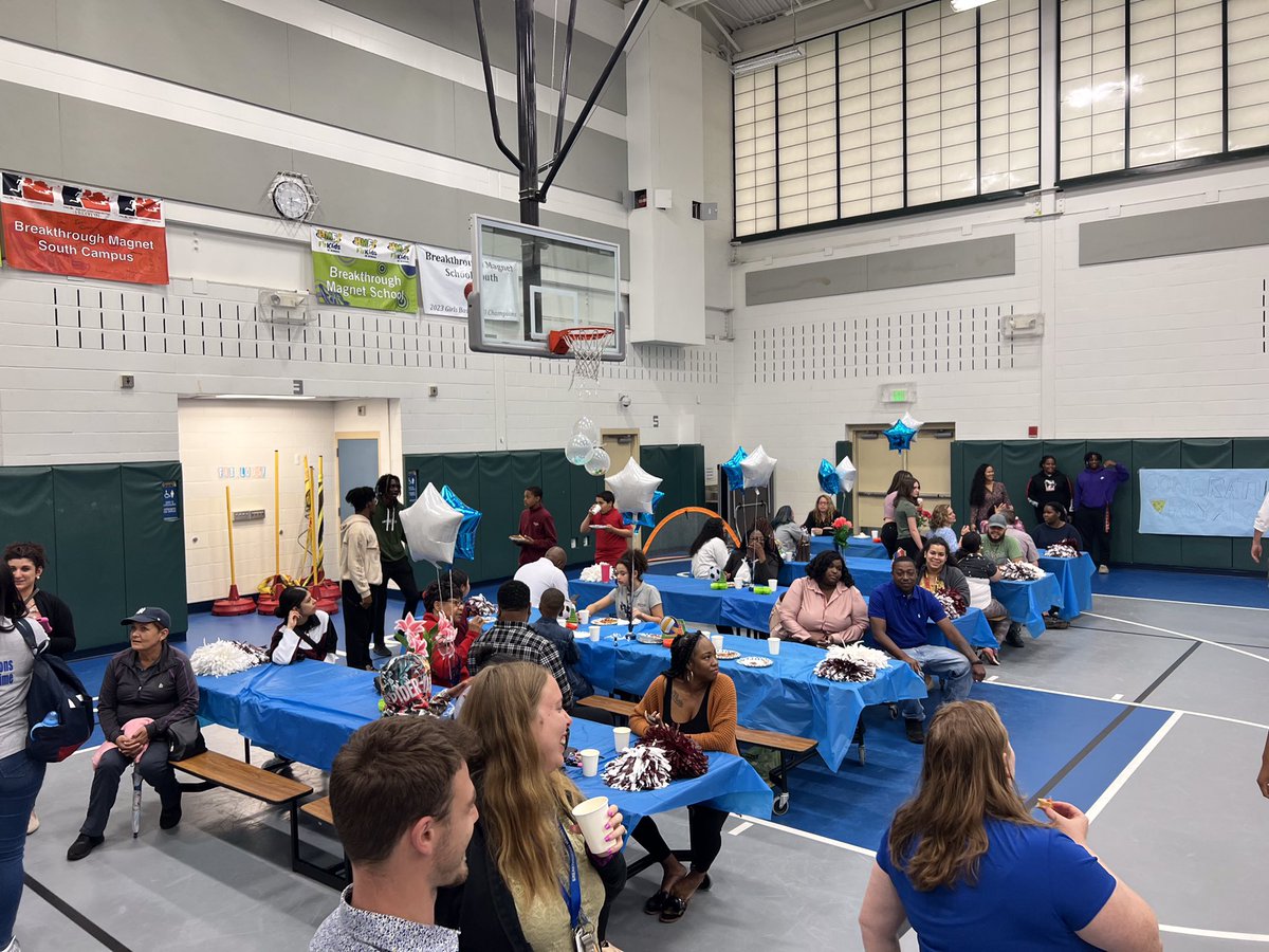 Celebrating our middle school athletes tonight at the sports banquet: cheer, girls’ volleyball, boys’ soccer, girls’ & boys’ basketball, & co-Ed flag football!  Shout-out to all our coaches 💙 @Hartford_Public @HPSArtsWellness @HPSAthleticsCT