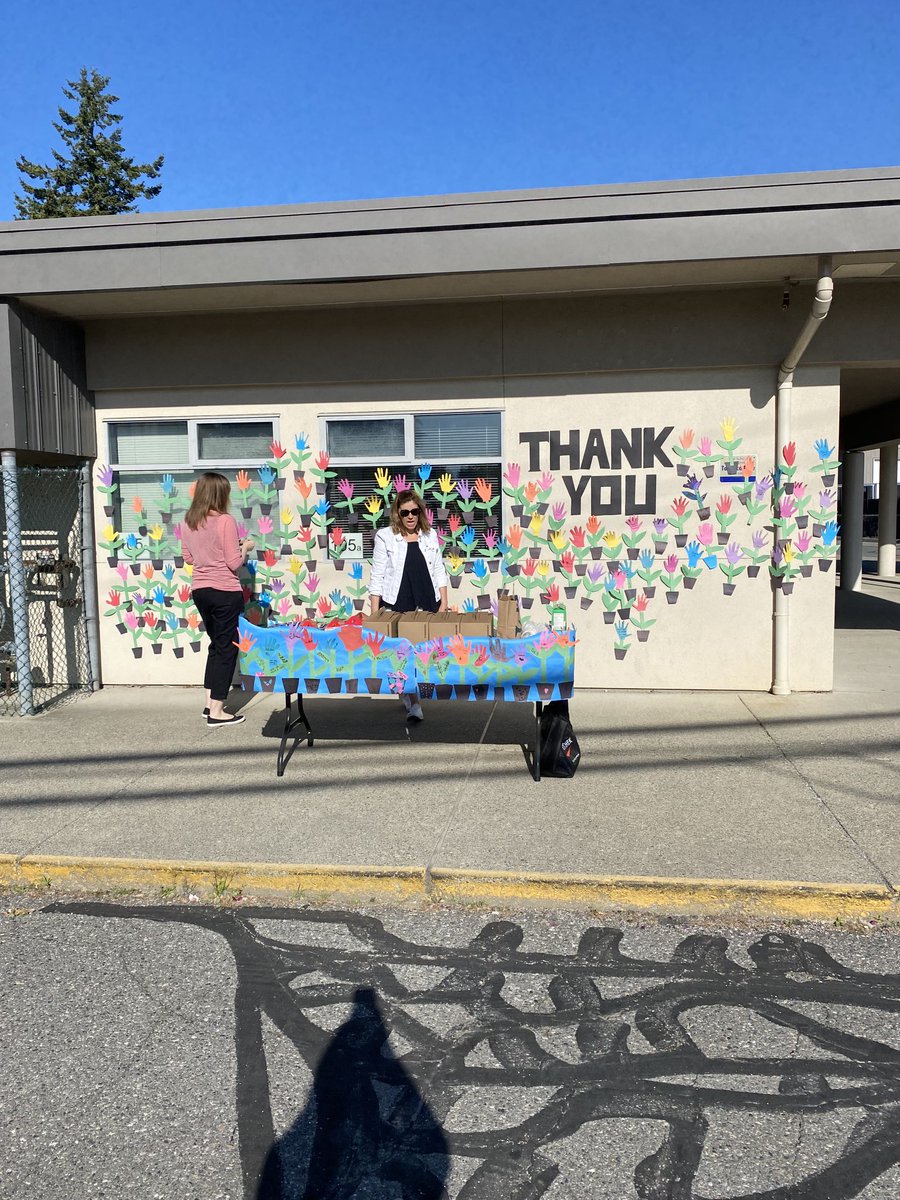 ross_elementary's tweet photo. Parent Appreciation today at Ross Elementary. The students and staff really value our parent community so showed our appreciation with coffee and timbits as they dropped their kids off at school this morning. ⁦@AbbotsfordSD⁩ #gratefulforparents https://t.co/x4SpYyEGns