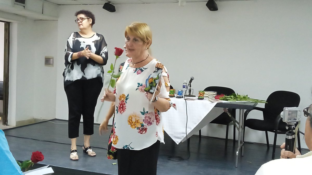 bprmvhabana's tweet photo. #BPVillena
Katiuska Parés, presidenta de la Filial de la #ASCUBI de La Habana, hizo el entrega de reconocimientos a instituciones y trabajadores que se han destacado en la labor de comunicación, información y promoción de la lectura. https://t.co/AHm6VdoKp1