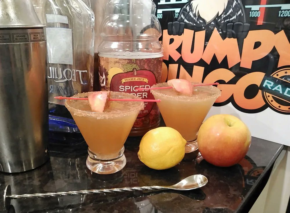 I'm Kenny The Bartender, celebrating National Applesauce Cake Day with the Grumpy Dingo Radio Apple Cider Margarita.  It's not applesauce cake but it does contain apples & it will get you sauced.  Which is nice... #cocktails #applesauce https://t.co/NeoXec0PJv https://t.co/Ds6c0tSzBs