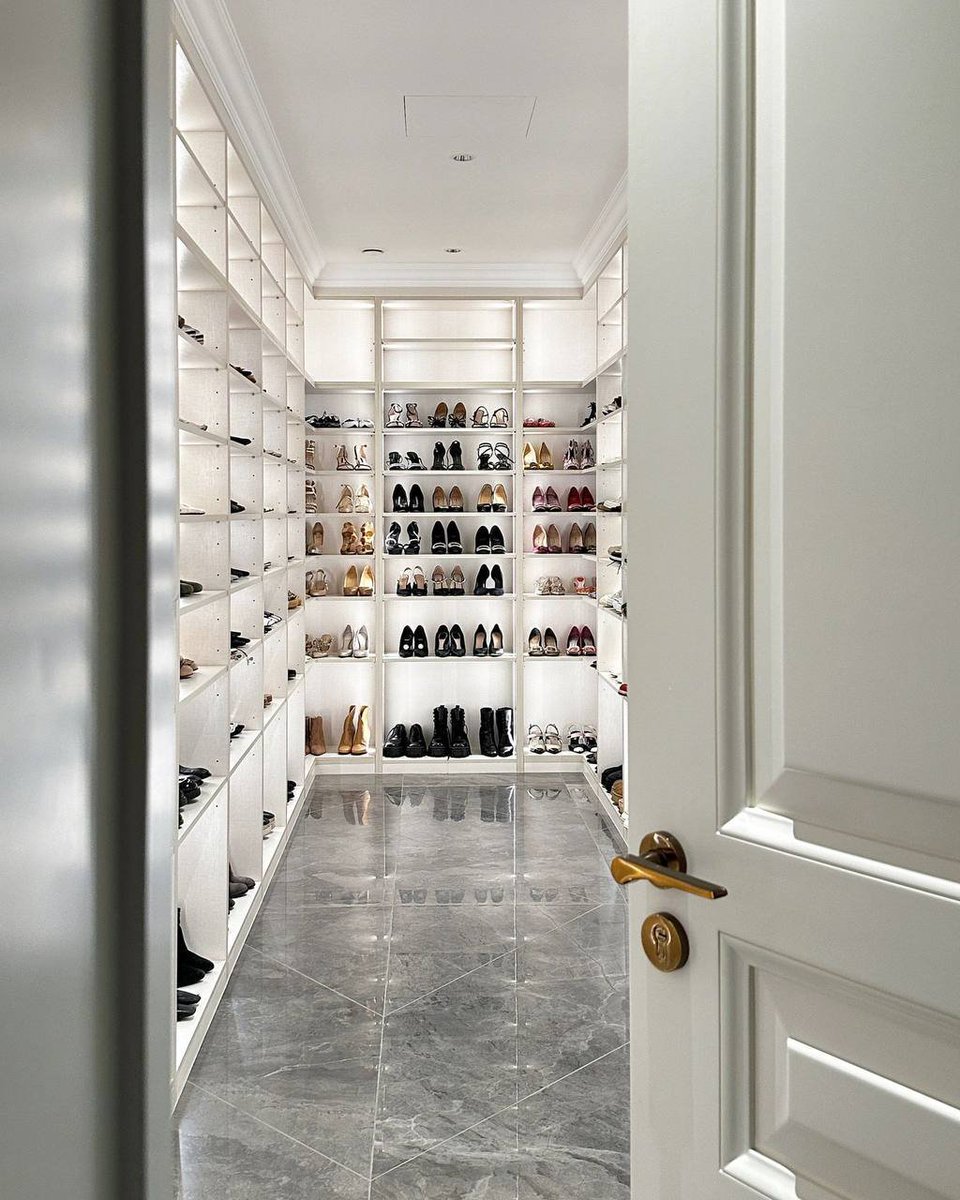 MayaMaya12145's tweet photo. fashion For girls who dream of travel and creativity.#shoes #shoe cabinet😍 https://t.co/zCQWGnpzww