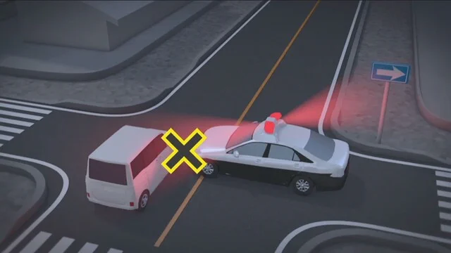 逆走パトカーが軽自動車と衝突！？7歳男児が大けが