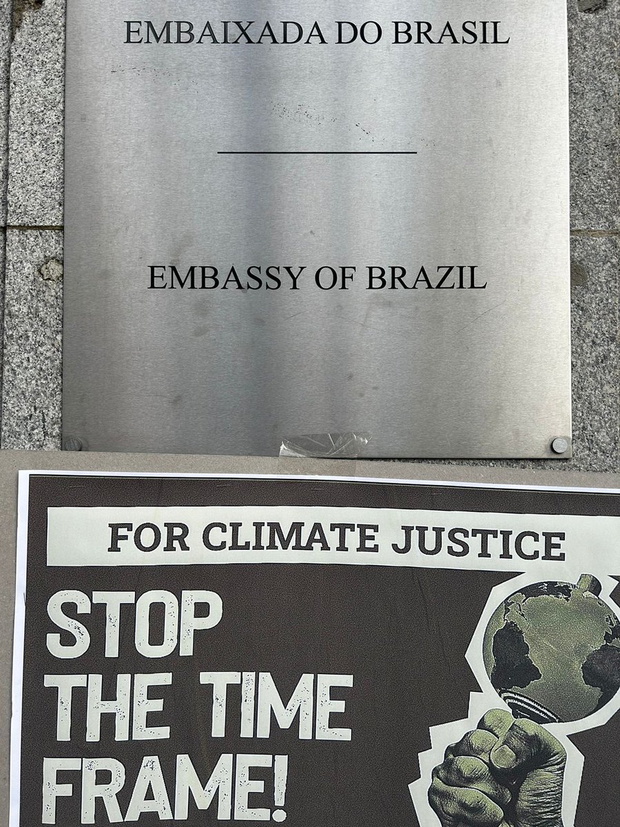 AmazonRebellion's tweet photo. We’re outside the Brazilian embassy in London right now - protesting against the genocidal Marco Temporal bill (Time Frame Trick) . It’s the biggest attack on Indigenous rights in decades.
#MarcoTemporalNão #DemarcaçãoJá #PL490NÃO #PL2903NÃO #NOPL490 #NOPL2903 @rodrigopacheco https://t.co/MCZRwjJUnM