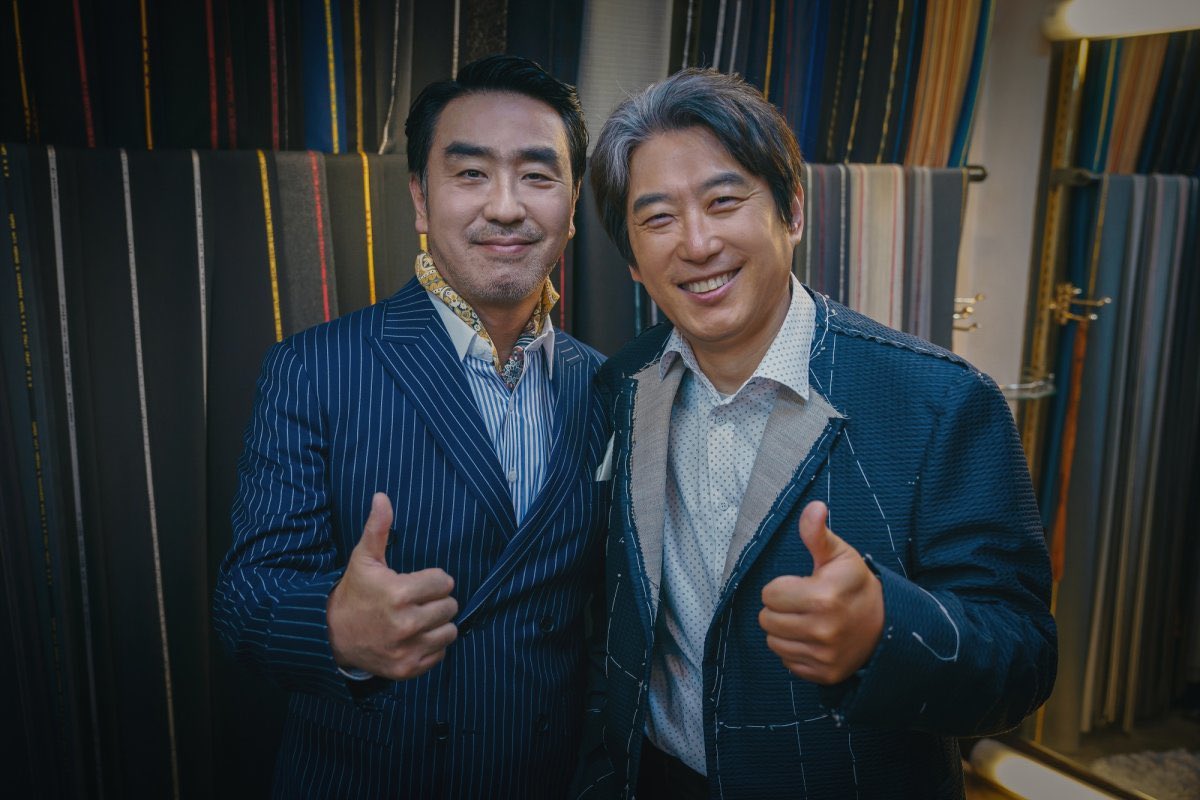 Actor #RyuSeungRyong special appearance still cut in #TheGoodBadMother! He shows in tailor shop giving curiousity to the viewers but as prod team said he will add more laughers and comical twist, and a tiki taka scene with head village, Actor Kim Won Hae