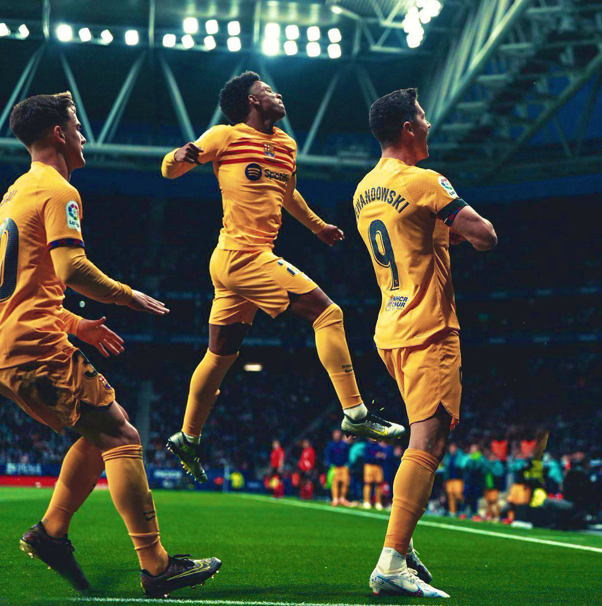 احنا ممكن نبيع ليفاندوفسكي للسعودية ب200مليون وده قرارا صعب طبعا بس هيحل حاجات كتير
ونجيب فيتور روكي وميسي ولاعب ارتكاز...راي للنقاش