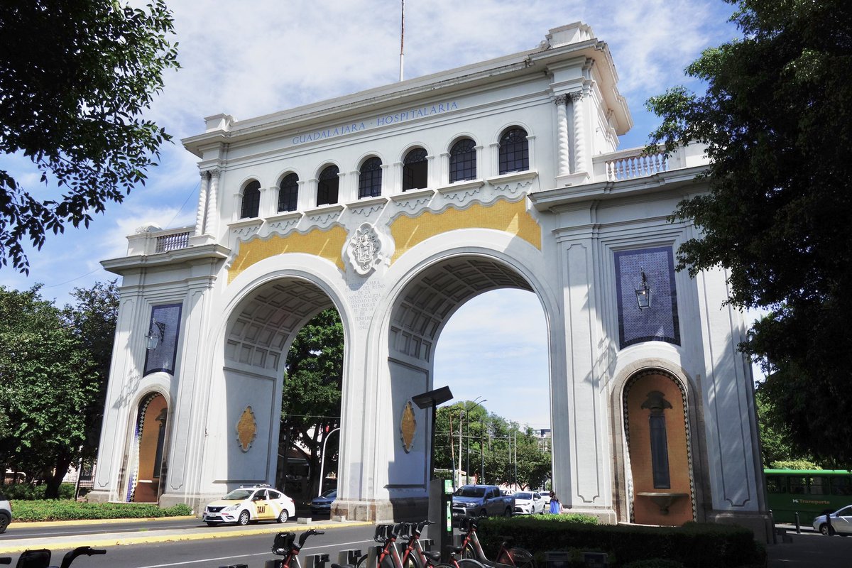 En medio del arco se lee:
Guadalajara capital del Reino de Nueva Galicia fundada en este lugar el 14 de febrero de 1542