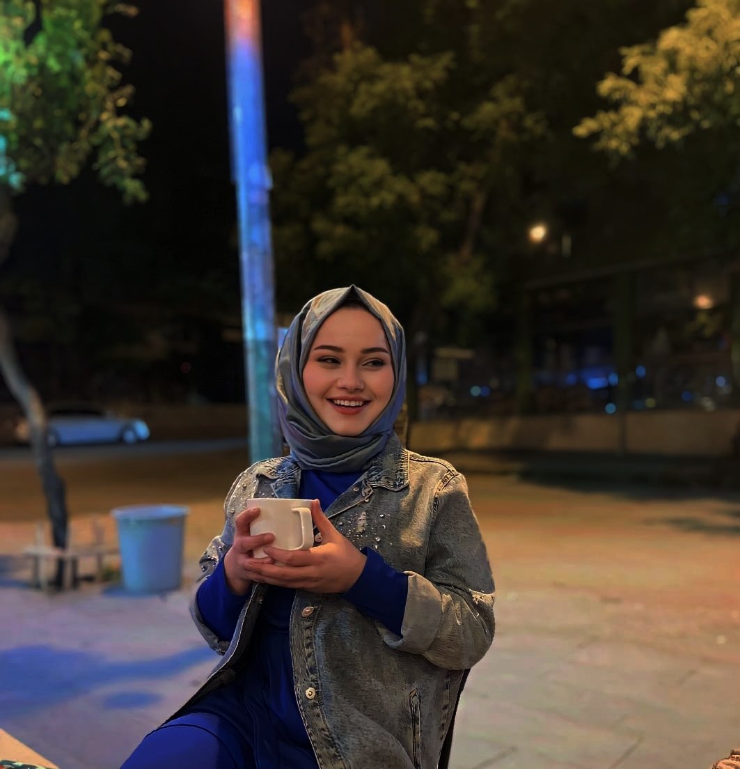"Başımla gönlümü edemedim eş. 
Biri yüz yaşında, biri yirmi beş."
