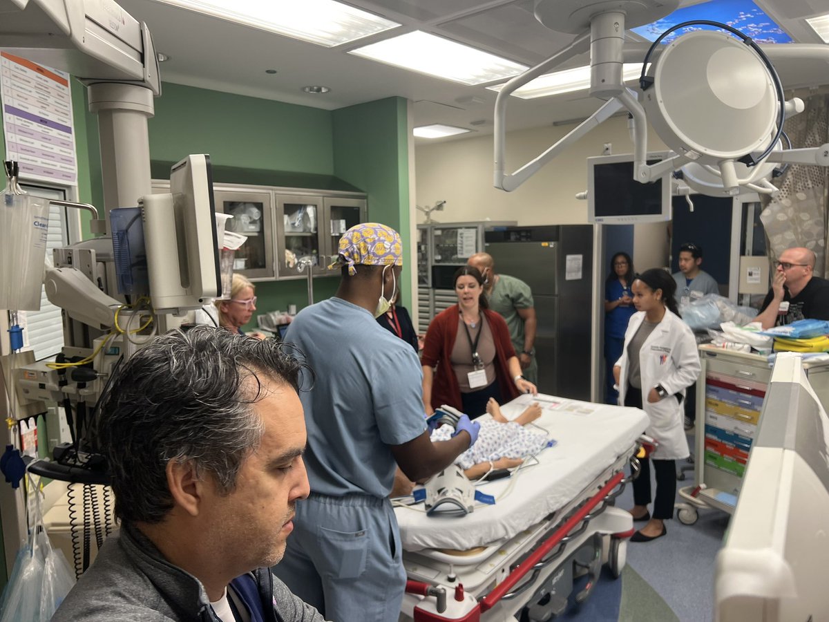 UCMNursing's tweet image. Our @UChicagoMed @ComerChildrens teams are never satisfied. Check out our Pediatric Trauma Team in their first unannounced simulation.  Thank you @pjani29 and the entire simulation team!