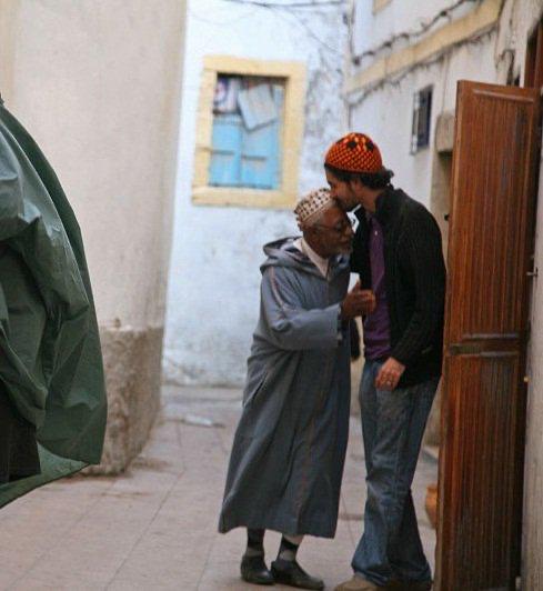 " كانت أمي تقول لنا دائماً :
اضحكوا في وجه أبيكم عندما يعود إلى البيت .. فالعالم في الخارج موحش .. يحطم الآباء كالأواني الفخارية"