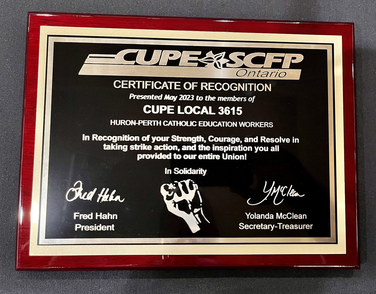 Awesome moment with members of Local 3615. Saying thank-you and congratulations for their amazing courage, effort, commitment and resolve standing up for workers rights!
<a href="/CUPEOntario/">CUPE Ontario</a> @cupe3615 <a href="/StratOnLabour/">Stratford District Labour Council</a> <a href="/fairwagesnow/">Justice for Workers</a> <a href="/OFLabour/">OFL</a> <a href="/cupenat/">CUPE National</a> <a href="/osbcucscso/">OSBCU-CSCSO</a>