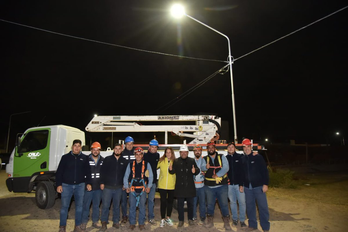 Personal operativo de @calfneuquen realizó el recambio de luminarias led en el barrio Rincón del Río.

Seguimos trabajando junto con la @munideneuquen para brindarles a los neuquinos una ciudad cada día más iluminada, más linda y más segura.

#calf #seguidad #neuquenbrillamas