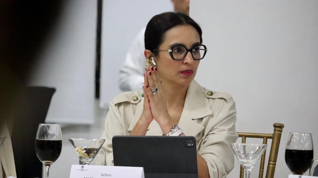 DefensoriaCol's tweet photo. 1/3 En Consejo de Seguridad sobre violencia de género, presidido por @infopresidencia, advertimos sobre panorama de riesgo que enfrentan las mujeres y personas #OSIGD a nivel nacional. En 2022 acompañamos 5.060 casos de violencia, y en lo corrido de 2023 ya superamos los 2.000. https://t.co/8IvSu0OiLW