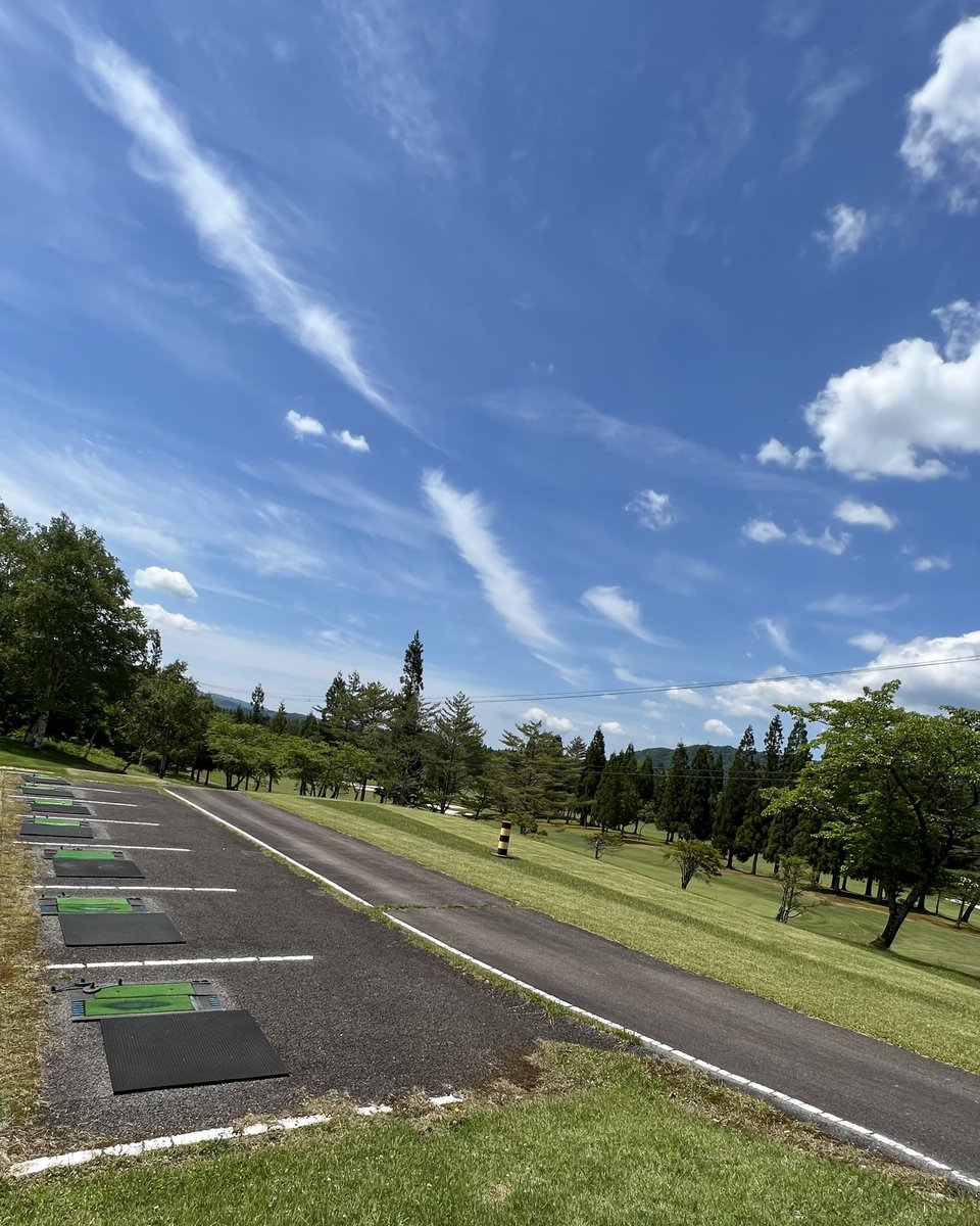 ranger155vs60's tweet photo. 今日は天気も良いので
お昼休みに行ける練習場⛳️

便利ですが屋根が無いので
雨が降ると使えないし
夏は暑いです😵 https://t.co/bGtORhiHiH