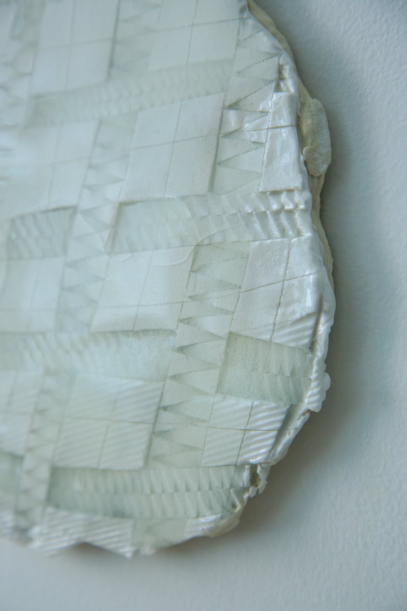 UUceramic's tweet image. porcelain object “private metamorphic rock fiber-006 ” 
2009年から制作してきた磁器によるジュエリー、それらの原石としてこの制作を位置付け自分自身を掘りおこしています。隔年で開催している森岡書店での個展はこれらのレリーフタイル作品がメインですが、ジュエリーも少数並びます。