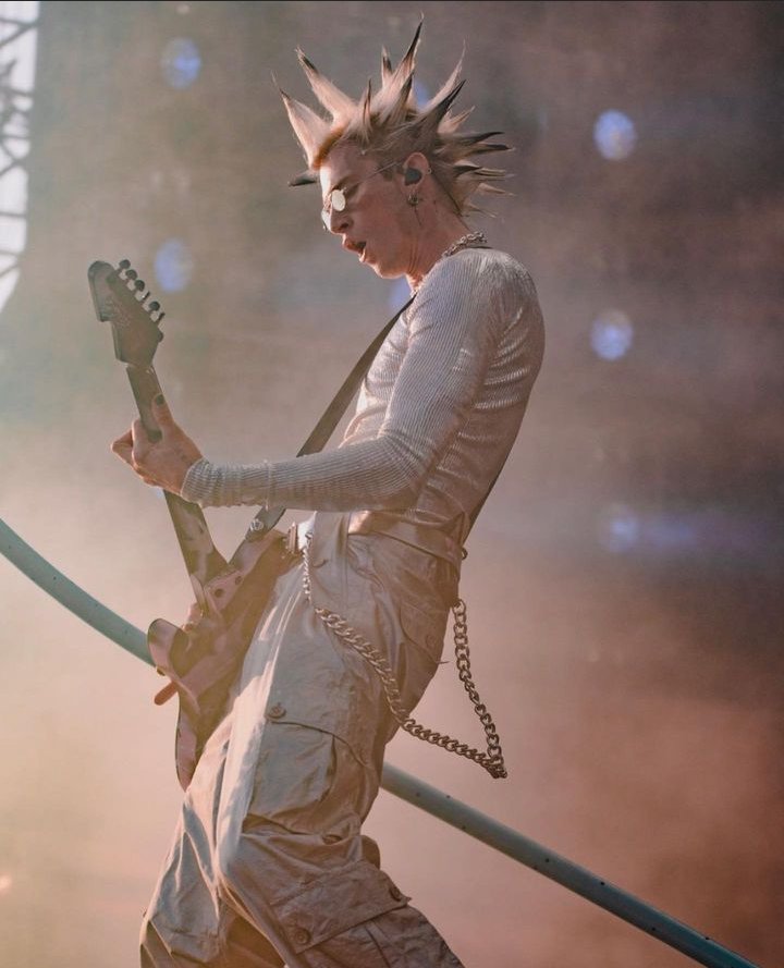 lilith19XX's tweet photo. giving me Proto Zoa vibes @machinegunkelly 🤩🫠 https://t.co/PwnYRFbnQW