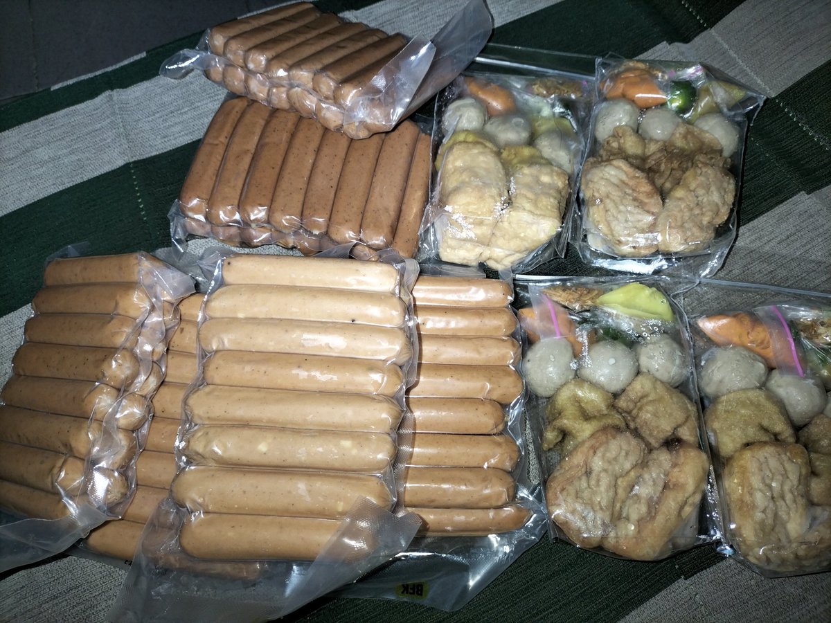 IrmawatiR3's tweet photo. Alhamdulillah pesanan sosis sama bakso cuaki punya om @azkashopcimahi sdh diterima kmrn,sdh biasa pesan sosis disini,yg black pepper itu wangi bgt udh kecium walau packing blm dibuka,rasa premium,sengaja pesan yg terbaik biar gizi terjamin  buat anak2 bekal sekolah https://t.co/RN9JjVeEgo