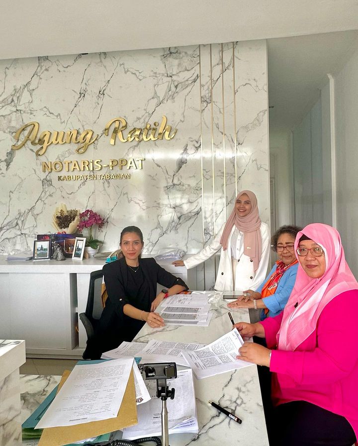 CinemaConsultan's tweet photo. Signing of Binding Agreements for our clients land sale and purchase with using Power of Attorney🔥
Cooperation in between @biru_consulting and @cinema_consultant dealing using Notaris @notarisanakagungratih in Tabanan, Bali, Indonesia
#cinemalawconsultant #consultant #advokat https://t.co/yuyT2X8i7w