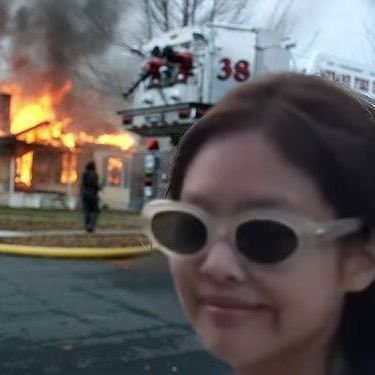 Jisoowife_'s tweet photo. Antes de ir al club Jocelyn le pregunta  cómo se llama el lugar, así que en conclusión ella está coludida con Tredos desde el principio, así que no es casualidad que se enrede con Jocelyn. Eso Dyanne, traicionala 

JENNIE RUBY JANE IS DYANNE 
#JennieOnTheIdolPremiere #THEIDOL https://t.co/Gb6ae9Qr4s