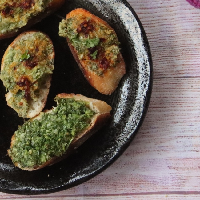 spicechronicles's tweet photo. Collard Greens and Spring Garlic Toast. This is pulled together with vegan brie. So very good! And the collards are so tender and fresh, it have just a little bite.
#nationalcheeseday #spicechronicles #seasonalcooking #yardtotable #organicflavors https://t.co/oeh3bljcSJ
