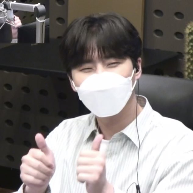 안녕하세요..!!!!! 영케이의 데키라 복귀에 너무 기뻐 이벤트를 엽니다!!!!!

이 트윗을 #rt 하신 분 중 한분에게 티셔츠를 보내드립니다!!!