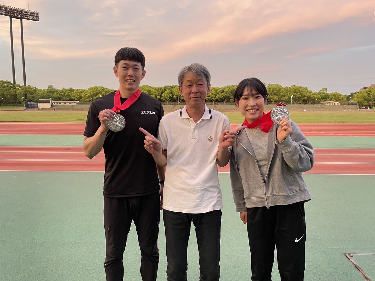 Mtop416's tweet photo. 日本選手権 12.95 -1.2 🥈
「私はいいので、選手だけで」と言われた新潟の日本選手権。
今回は「🥈持ってきたので！」と強制で夢のスリーショット！
10台目降りてから諦めずになんとか2位に入れたけど、もっと攻めたレースを序盤からしないと戦えないなぁ、と
まだまだ頑張るど！ https://t.co/THbpKt4IwF