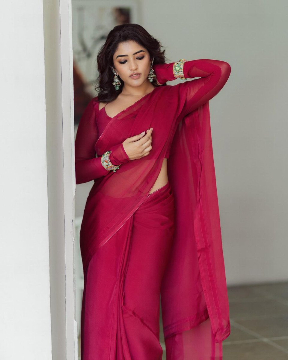shreyasmedia's tweet photo. Wrapped in a mesmerizing red saree❤️, #EeshaRebba orchestrates a symphony of fluttering hearts 🤩

@YoursEesha @shreyasgroup #ShreyasMedia #ShreyasGroup https://t.co/TEtCdXcPZI