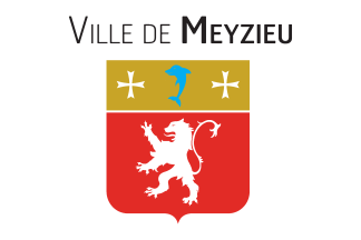 À Meyzieu (69M), un drapeau blanc portant les armoiries stylisées et surtitrées: facebook.com/VilledeMeyzieu…
