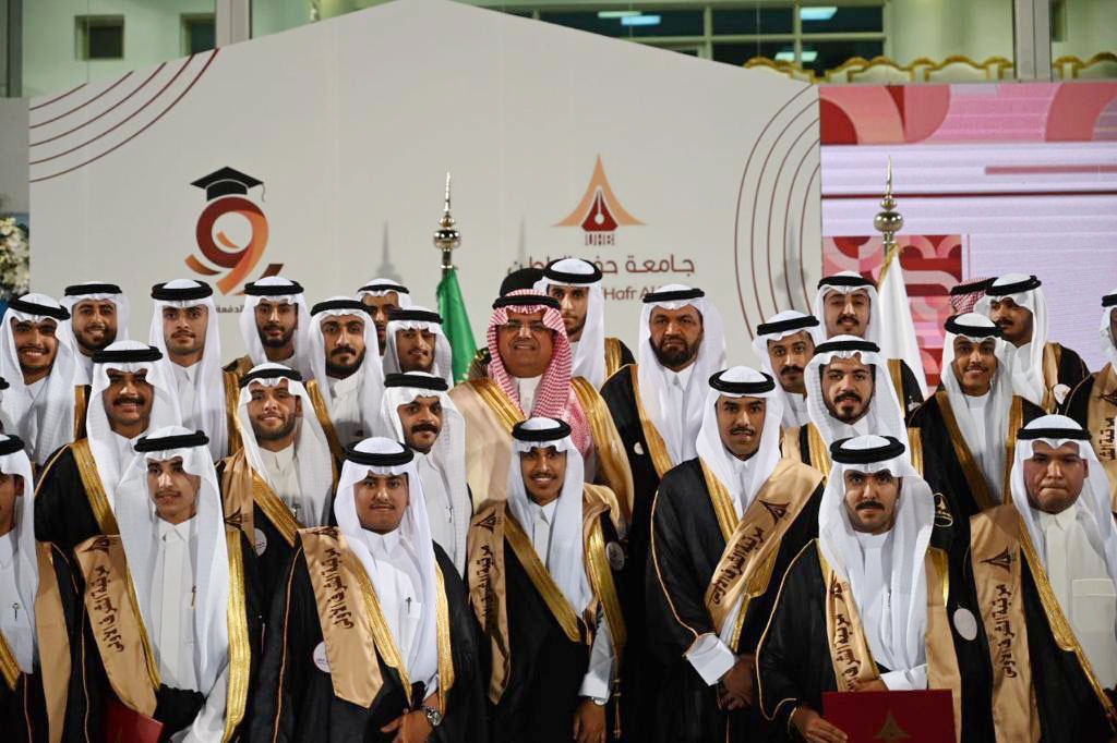 UHB_University's tweet photo. سمو الأمير منصور بن محمد بن سعد آل سعود وسعادة رئيس #جامعة_حفر_الباطن الدكتور صالح بن مفلح آل صقر، في صور تذكارية مع خريجي وخريجات الدفعة التاسعة الحاصلين على درجة الماجستير ومرتبة الشرف الأولى لدرجة البكالوريوس.

#خريجو_الدفعة_التاسعة_UHB https://t.co/Umf4OiXJ5I