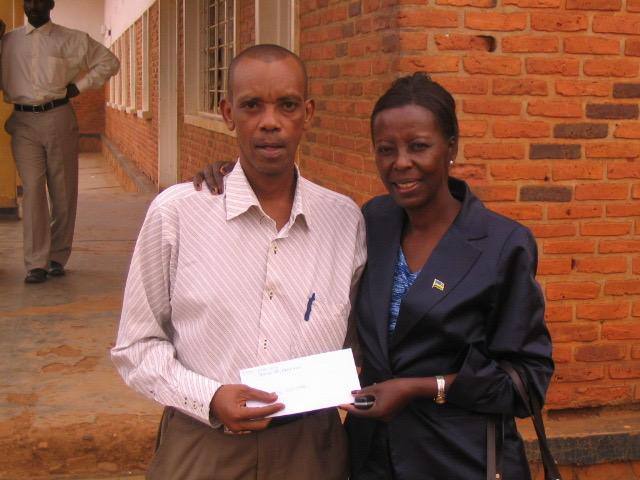 Un compatriote exceptionnel, #DamasGisimba,vient de nous quitter. Pendant le génocide,Damas a risqué sa vie en hébergeant "kwa Gisimba" des centaines d'enfants Tutsi. Je suis venu des USA le rencontrer en 1999 au nom du Rwanda Children's Fund.Dieu te garde près de lui,cher Damas!