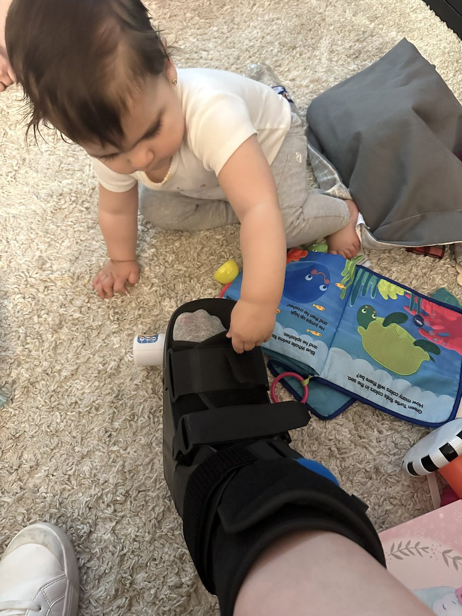 hilaryg92's tweet image. Fun times #bootlife ✌🏻 my niece likes it☺️😂