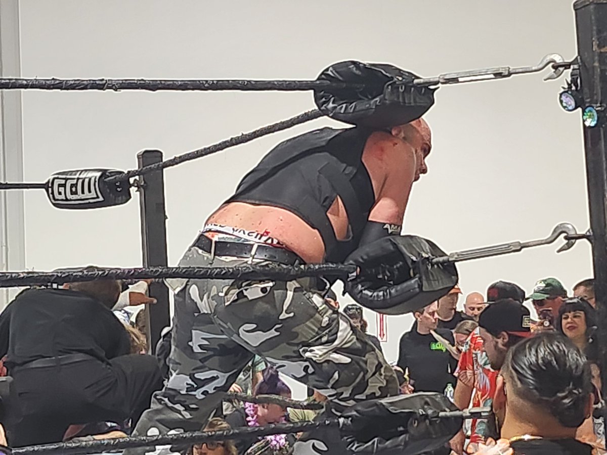 istheillest's tweet photo. @Miedo_Xtrem just fought a fucking death match with one arm. STRAIGHT LEGEND SHIT. #COS2 https://t.co/FS3iIIiSKg
