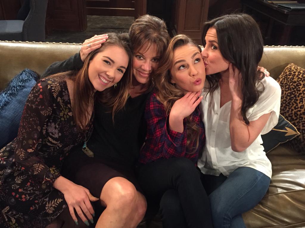 Triciaa56109648's tweet photo. My favorite GH family. 
#LoveforLexi #DavisWomen ♥️♥️♥️ https://t.co/cbXQRM1h35