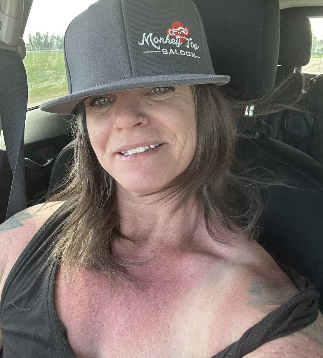 KelliDPowers's tweet photo. Having some bevvies and snacks at the local biker dive. Supporting The Monkey stop and loving my new hat and some new freckles. #monkeytop #irishskin #supportlocal https://t.co/GJIEFVt5pX