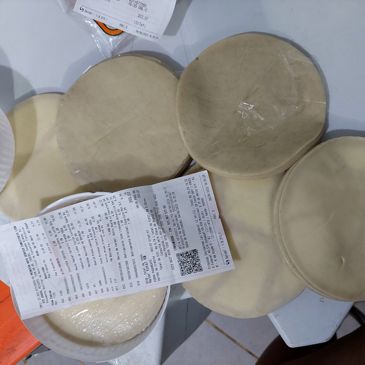 KellyLugones's tweet photo. #supermercadoprincesa comprei 2 massas de pastel para utilizar agora a noite e quando abrir estão mofadas. Indignada. Conclusão o mercado fechado e não posso trocar. Tb o resto deve estar mofado. Isso se deve ao péssimo armazenamento dos produtos. https://t.co/iD3PPWcM9S