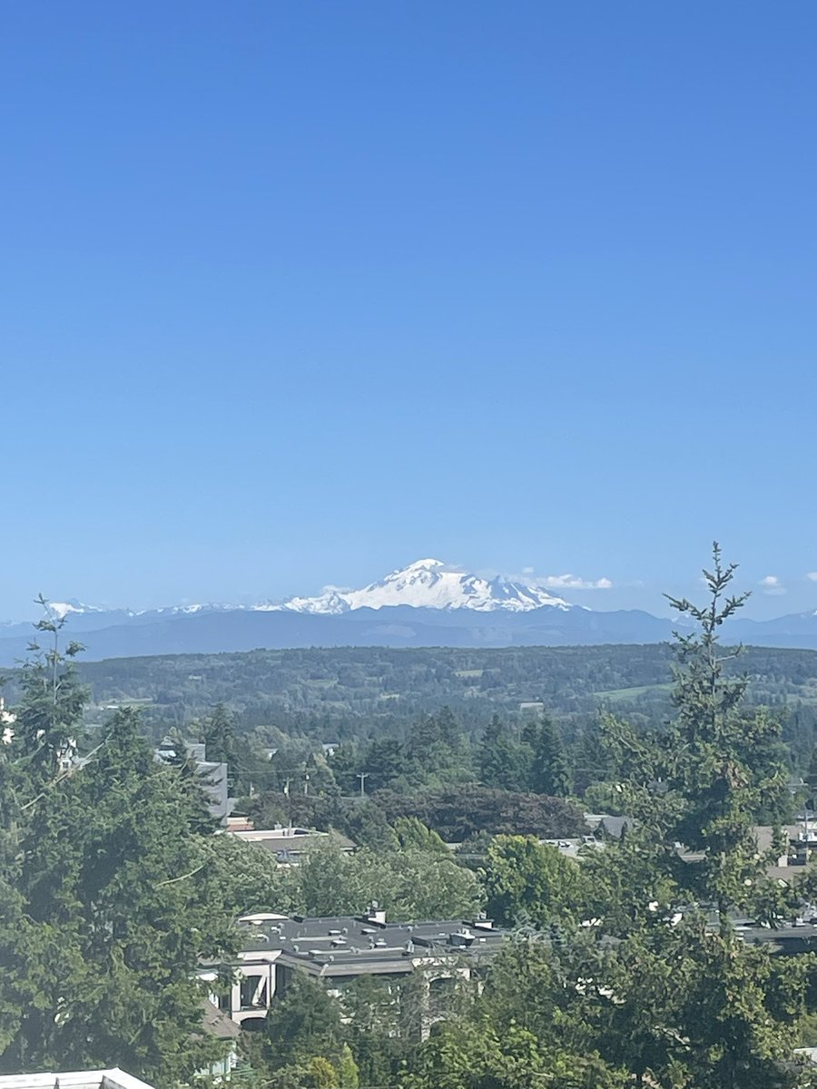 #MountBaker WA 🇺🇸 looking sensational from this Canadian viewpoint #WhiteRock BC 🇨🇦