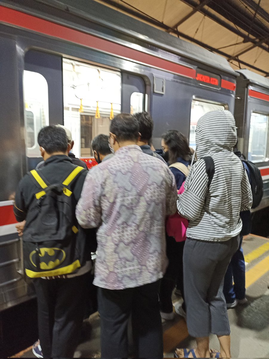 britania3193's tweet photo. Gila @CommuterLine setelah Gapeka 2023 kereta di jam sibuk pagi-pagi jam 5.20 dari Bogor malah di ilangin!!! 👏👏👏👏👏👏👏👏 https://t.co/GE8faR9qDG