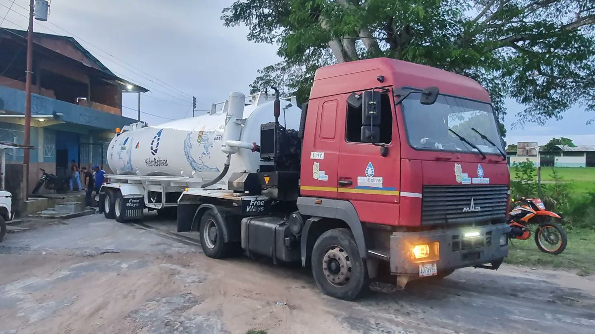 tatachavista's tweet photo. Como lo ha orientado el Pdte @NicolasMaduro trabajamos en las mejoras de los Servicios Públicos en articulación con el Gobernador @amarcanopsuv los equipos de @Hidrobolivar_ realizon trabajos de Achique de Pozos Sépticos en distintas comunidades  de El Manteco. https://t.co/2mELKXx69j
