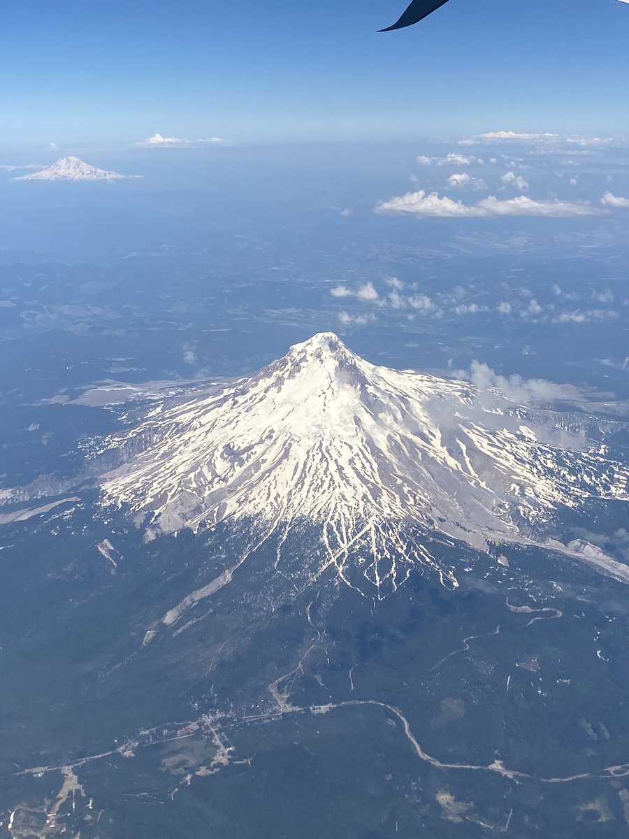 Slightly more beautiful view taking off from Portland. 

Mt. Hood below, Mt. Saint Helens off in the distance on the left. @JoshCozartWx