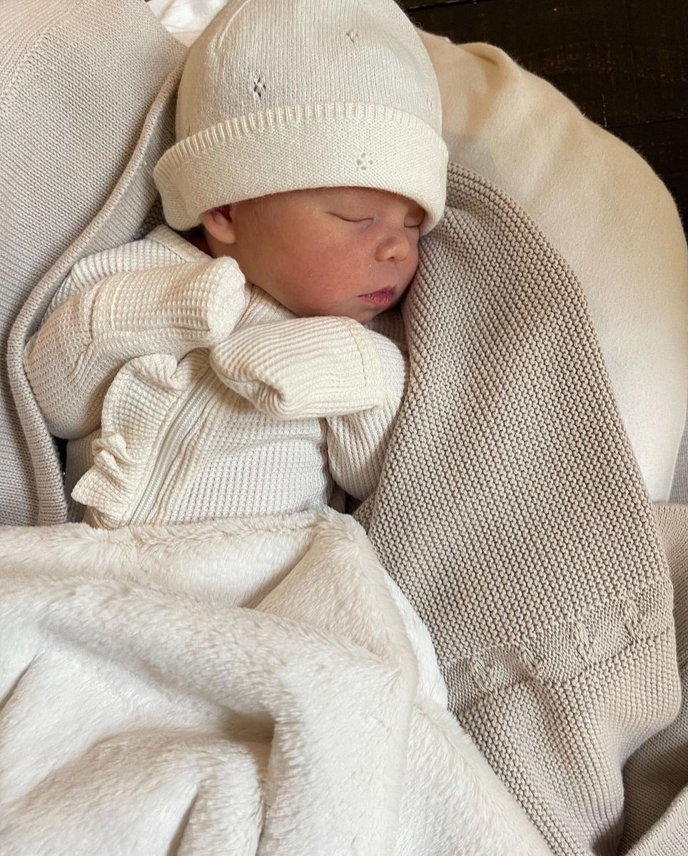 Sleeping like an angel  🥹❤️

l8r.it/zr18