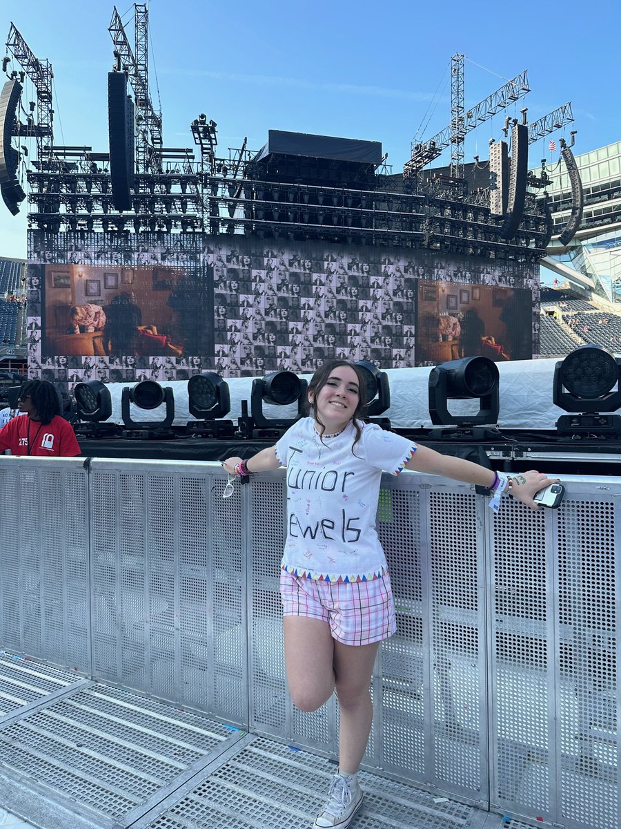 leah ERAS TOUR 6/2 SECTION D on Twitter: "how’d we end up on the floor