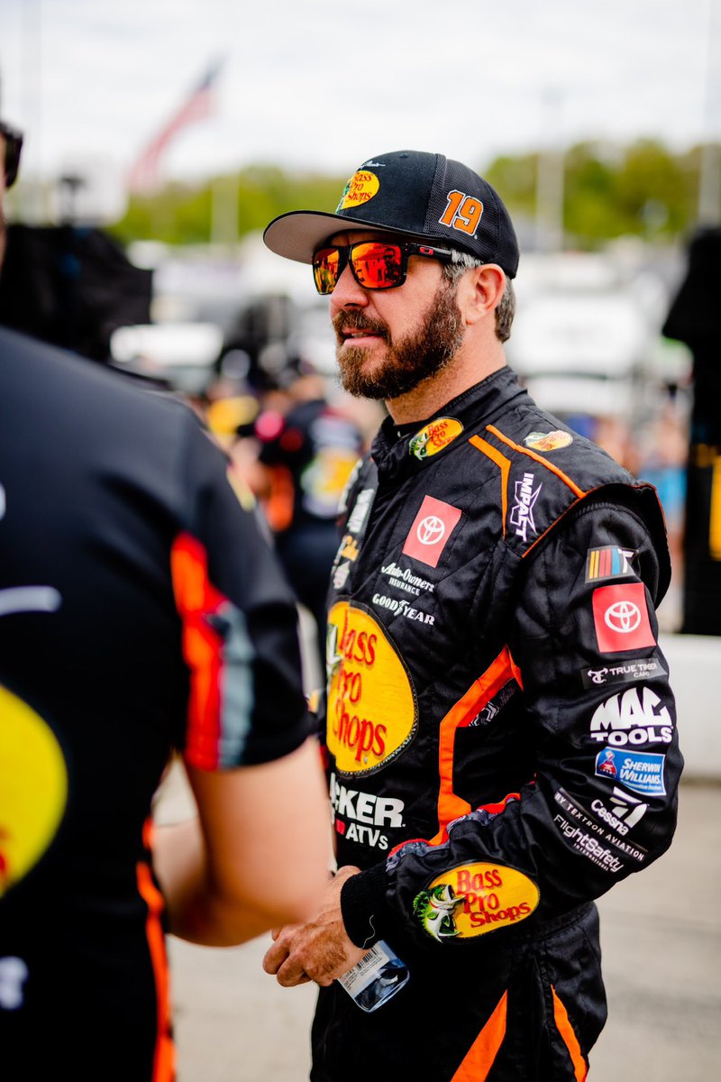 There’s just something about this @JoeGibbsRacing driver with the salt and pepper hair … he’s finished ahead of @KyleBusch at every race my fiancé have gone to (@imSHRINE95) now he’s P6, hoping for the 2nd win of the year 🥵🏁