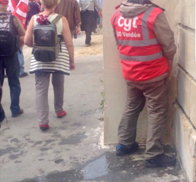 Elle se prend pour qui la Binet ....? c’est la dame de la CGT qui défend 600.000 personnes sur 68 millions de français?
Un grand merci a la CGT qui a coulé tous les ports français dont Marseille
'les dockers' Un salaire de 4 400 euros, 12 heures de travail par semaine