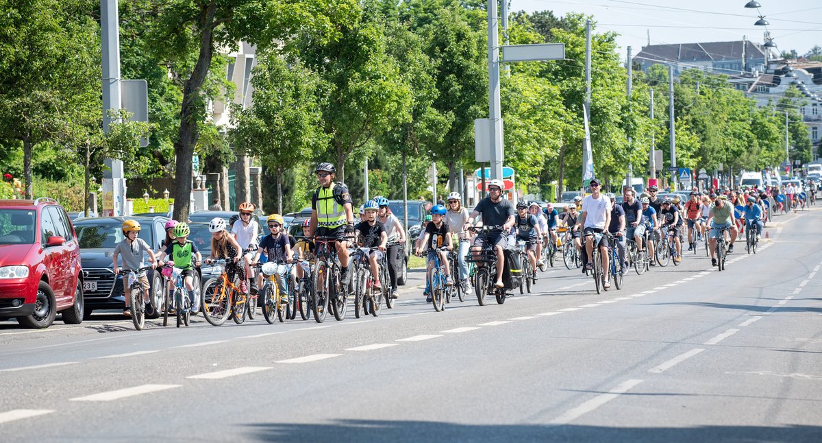 150 Kinder und Eltern radelten am Samstag als Kidical Mass freudvoll und gesund durch Döbling. Mit Polizeibegleitung geschützt forderten sie sichere Schulradewege #DöblingRadeltSicher #KidicalMass radeln.wien/kidical-mass-i…