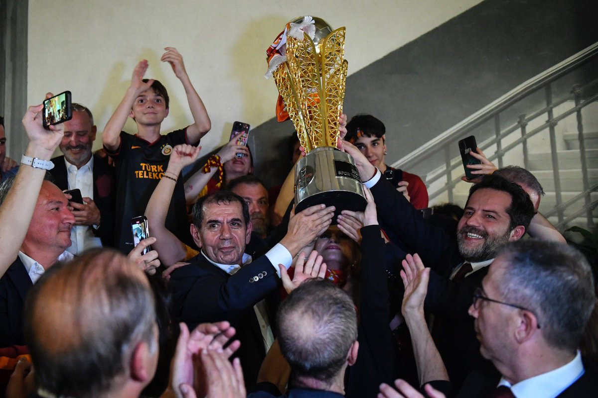 GalatasaraySK's tweet photo. Kutlamalar, Cemiyet’te devam ediyor! 💛🏆❤️

#ŞampiyonunGecesi https://t.co/iYLMBOggqE