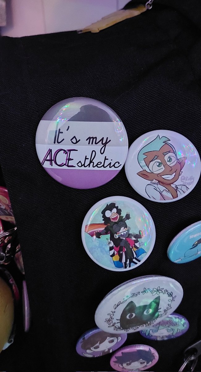 Jelly_Spirit_'s tweet photo. @Kyfite Still one of my favorite buttons👌
(I need more pride buttons) https://t.co/KTHAAEye7E