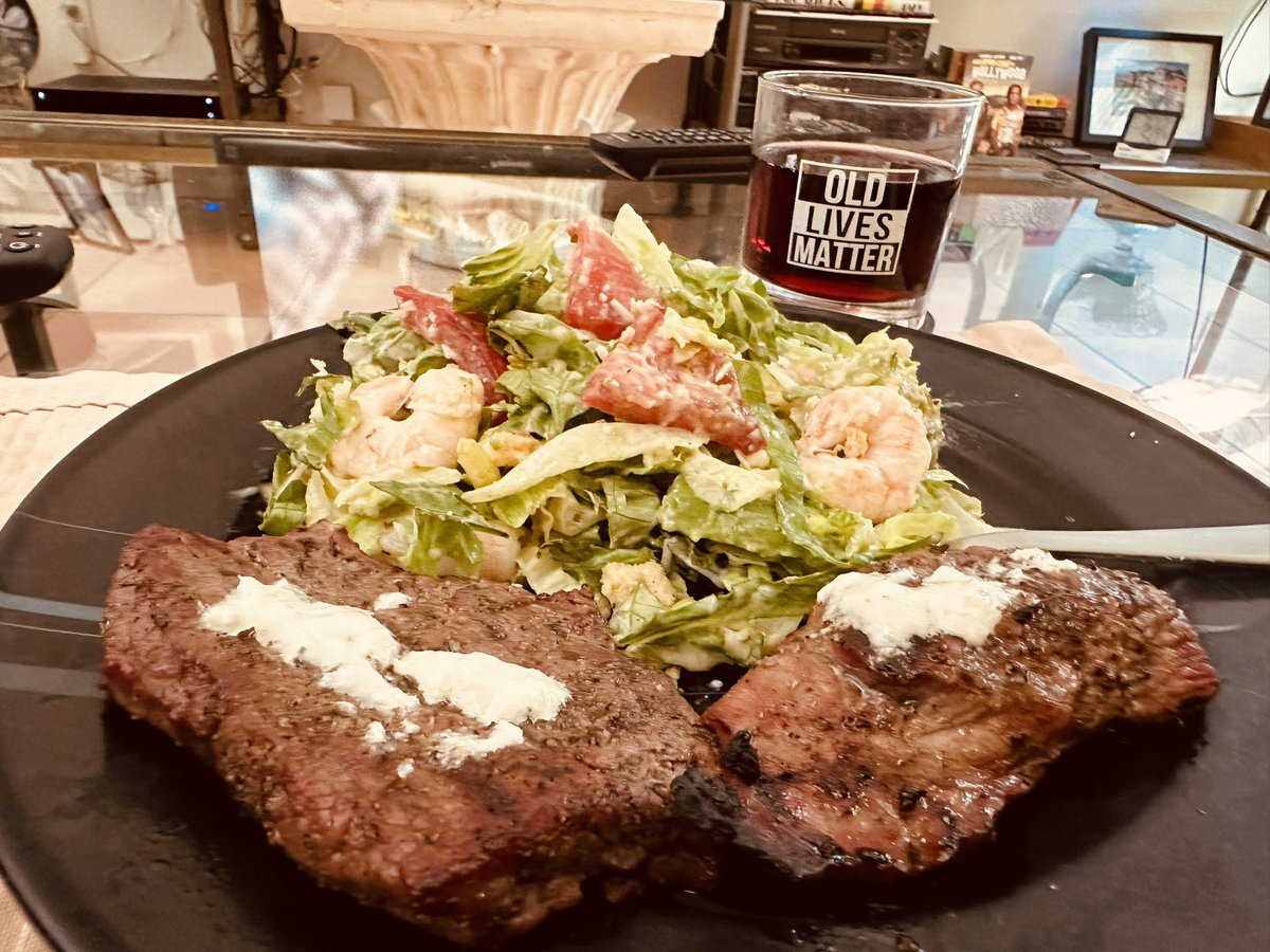 greencalB's tweet photo. Anyone hungry? It’s dinner time and I’m dining on #topsirloin with fresh horseradish and #shrimpcaesarsalad cc: @mlzema @paulmagers @GregMillsTVNews https://t.co/vgsv7W3EeO