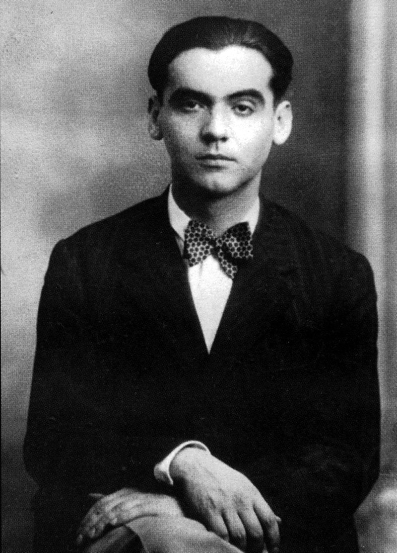 andaluhman's tweet photo. “En la bandera de la Libertad bordé el amor más grande de mi vida".

125 aniversario del nacimiento del POETA. Su cuerpo desaparecido, su nombre en todas las bibliotecas del mundo.

Federico García Lorca. https://t.co/sqJjn2ySYi